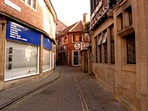 Leading to Back Swinegate.