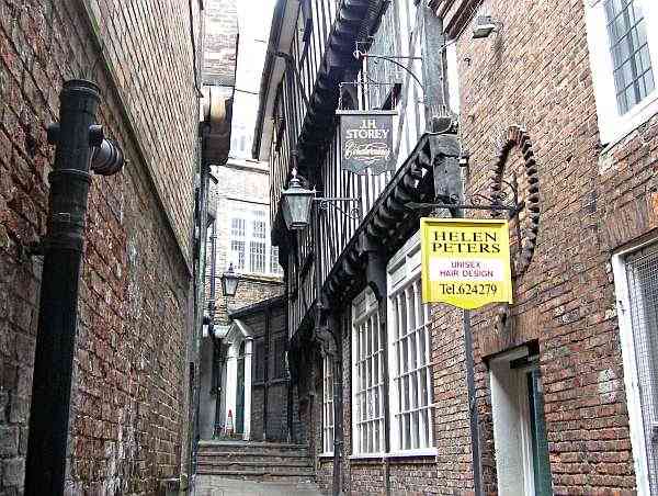 Passage (snickelway) leading to Pavement.