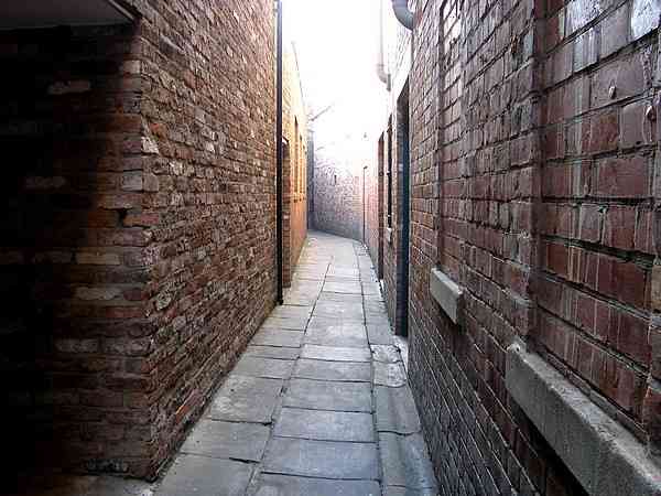 Snicket leading from Back Swinegate to St Sampson's Square.