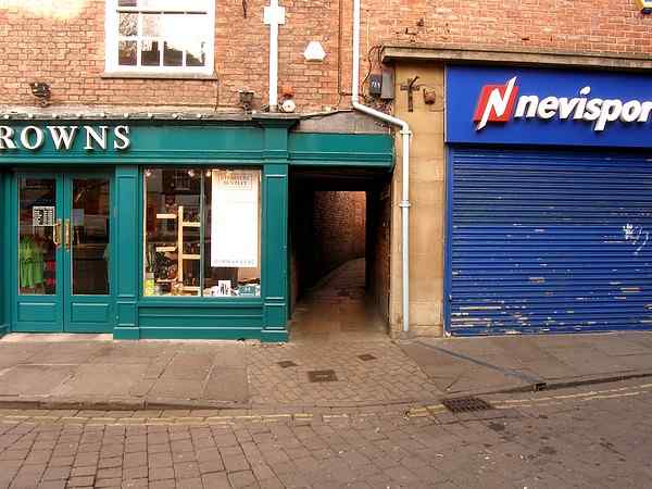 Snicket leading to Back Swinegate.