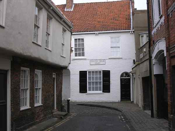 Looking towards Chapter House Street.