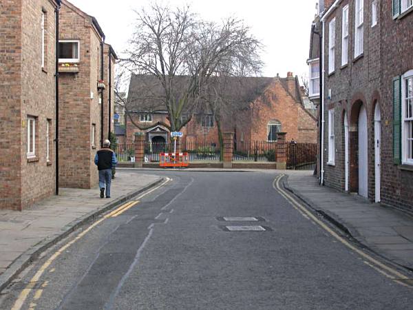 Heading towards Aldgate and the Merchant Taylors' Hall.